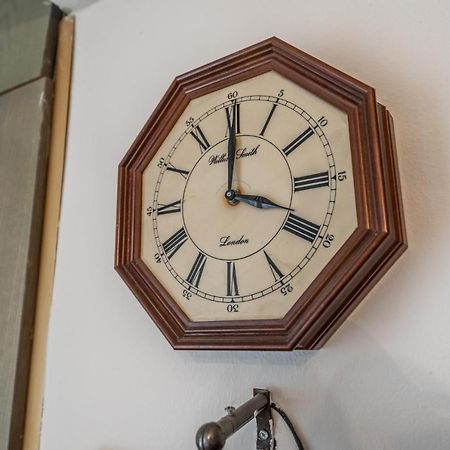 Vintage And Warm 2Br Apartament In Tirana Buitenkant foto