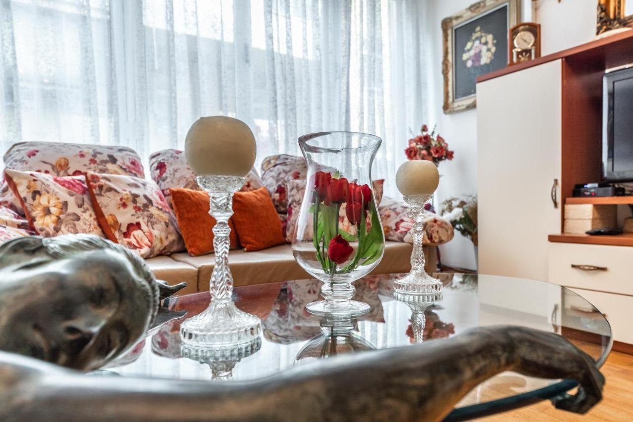 Vintage And Warm 2Br Apartament In Tirana Buitenkant foto
