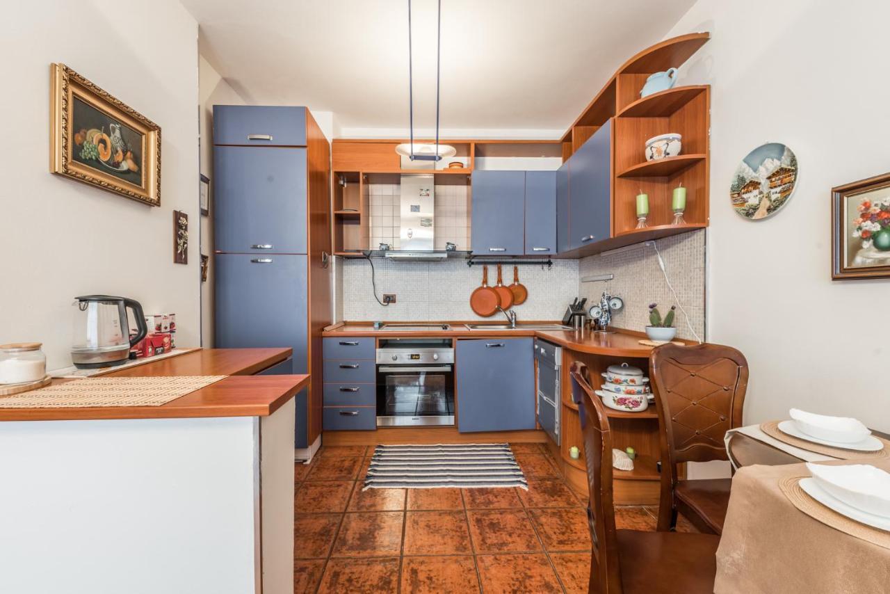 Vintage And Warm 2Br Apartament In Tirana Buitenkant foto