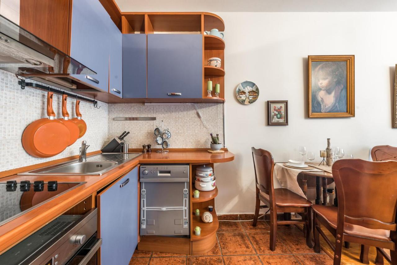 Vintage And Warm 2Br Apartament In Tirana Buitenkant foto
