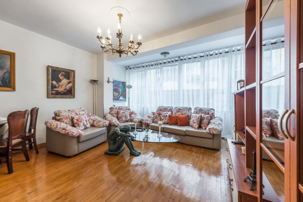 Vintage And Warm 2Br Apartament In Tirana Buitenkant foto