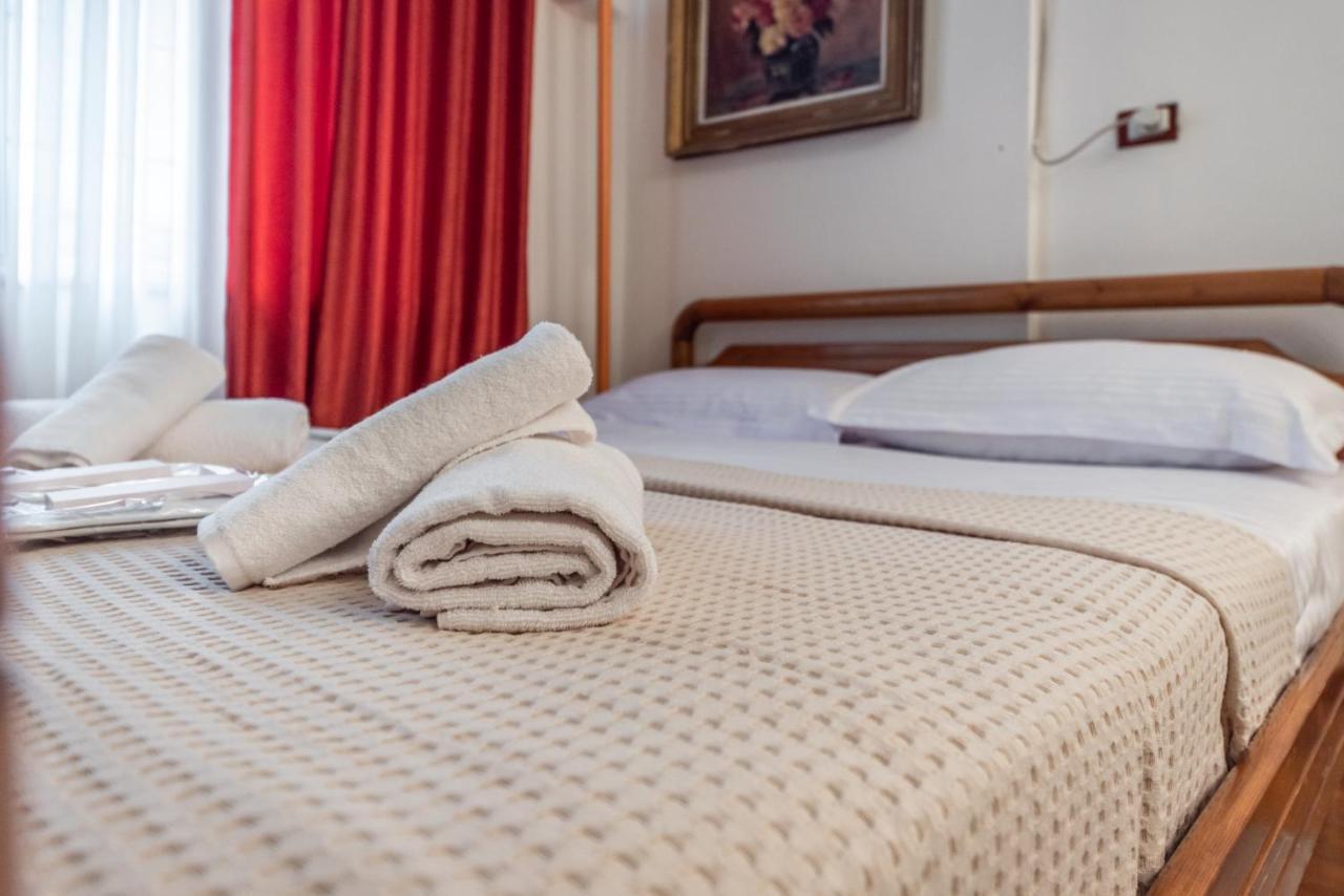 Vintage And Warm 2Br Apartament In Tirana Buitenkant foto