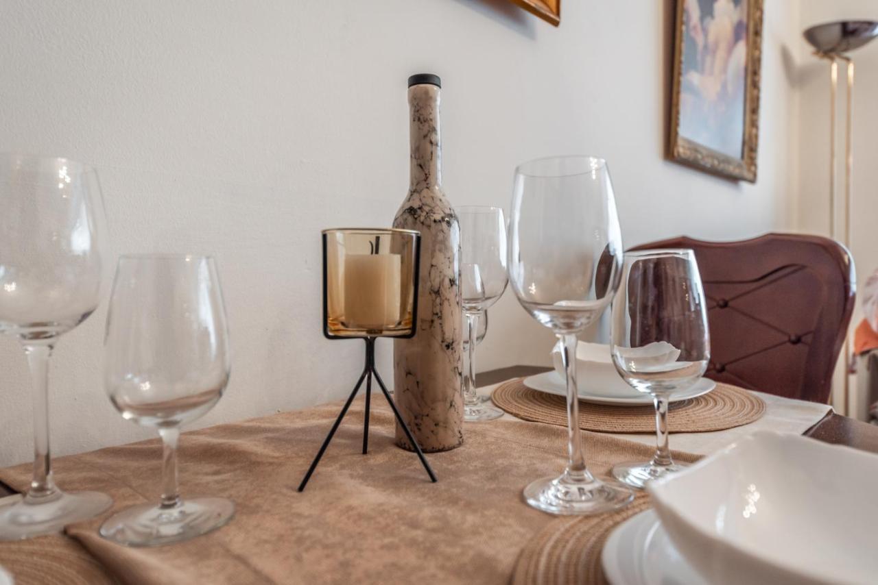 Vintage And Warm 2Br Apartament In Tirana Buitenkant foto