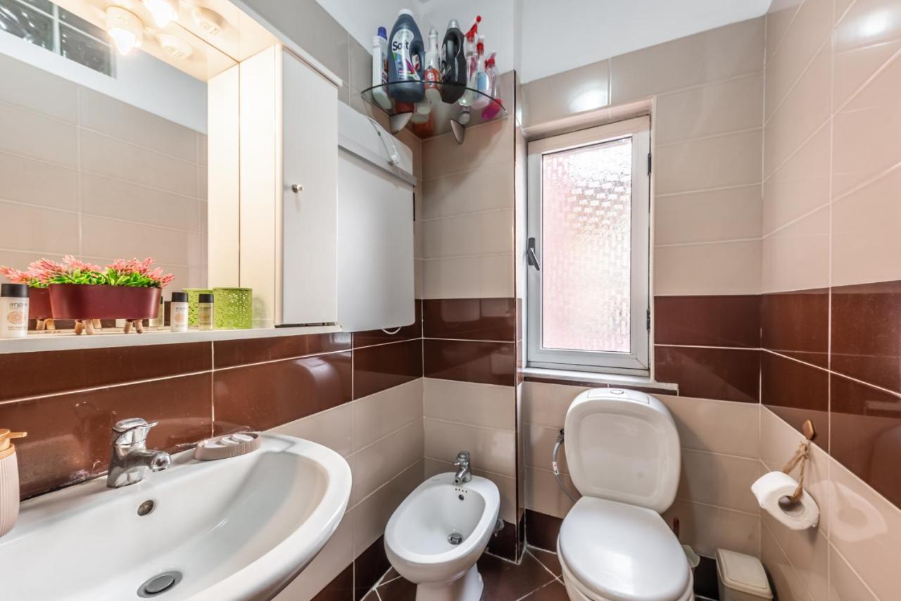 Vintage And Warm 2Br Apartament In Tirana Buitenkant foto